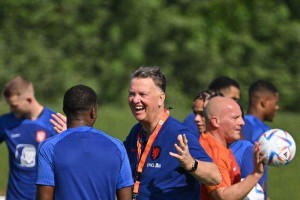 范加尔橙色内裤迷信庇佑橙衣军，其妻担忧老帅癌症