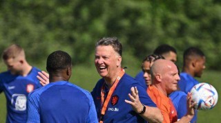 范加尔橙色内裤迷信庇佑橙衣军，其妻担忧老帅癌症